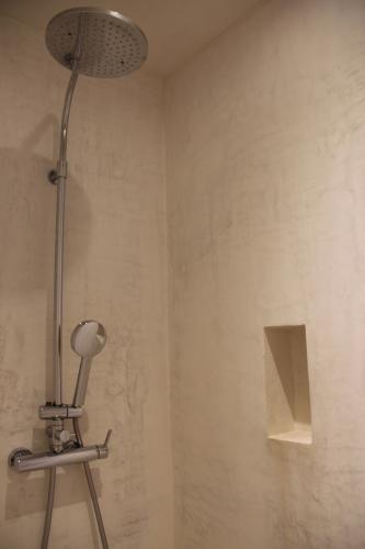 780enclosure_shower_in_each_bathroom